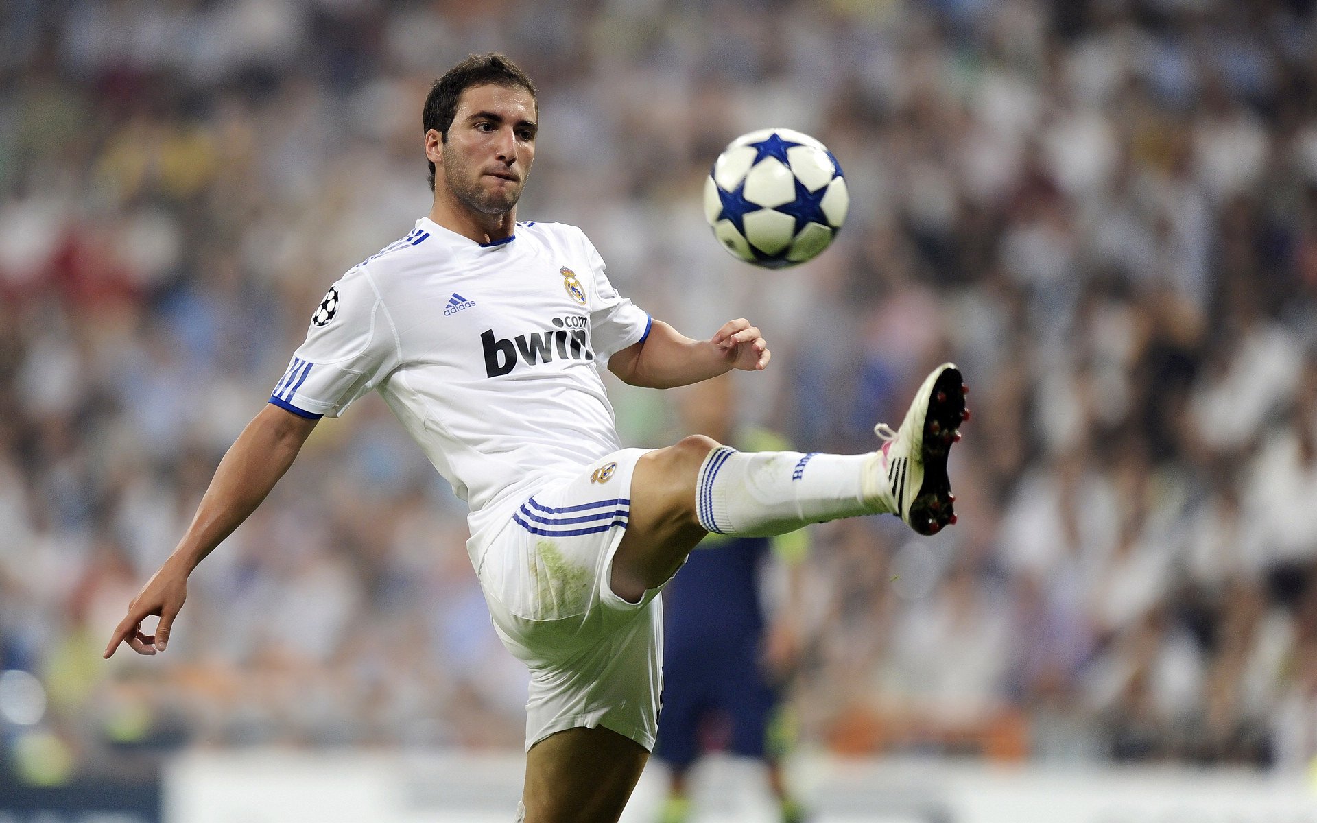 “英超争夺战失误频发，榜首格局摇摆不定”，“英超”